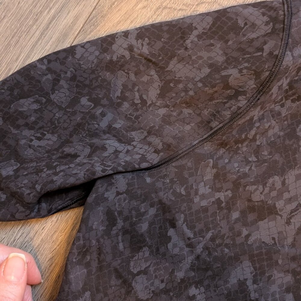 🖤 Lululemon Long Sleeve Crop Top — Black & Gray Pattern 🖤 - Picture 3 of 4